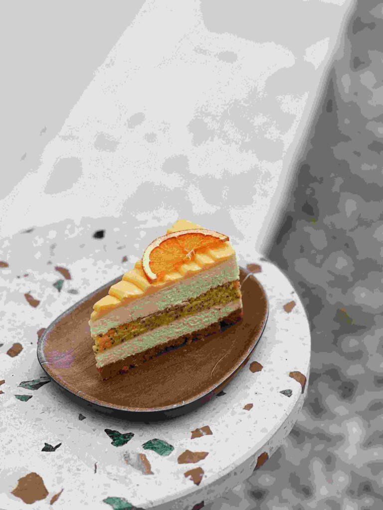 Orangentorte auf Teller